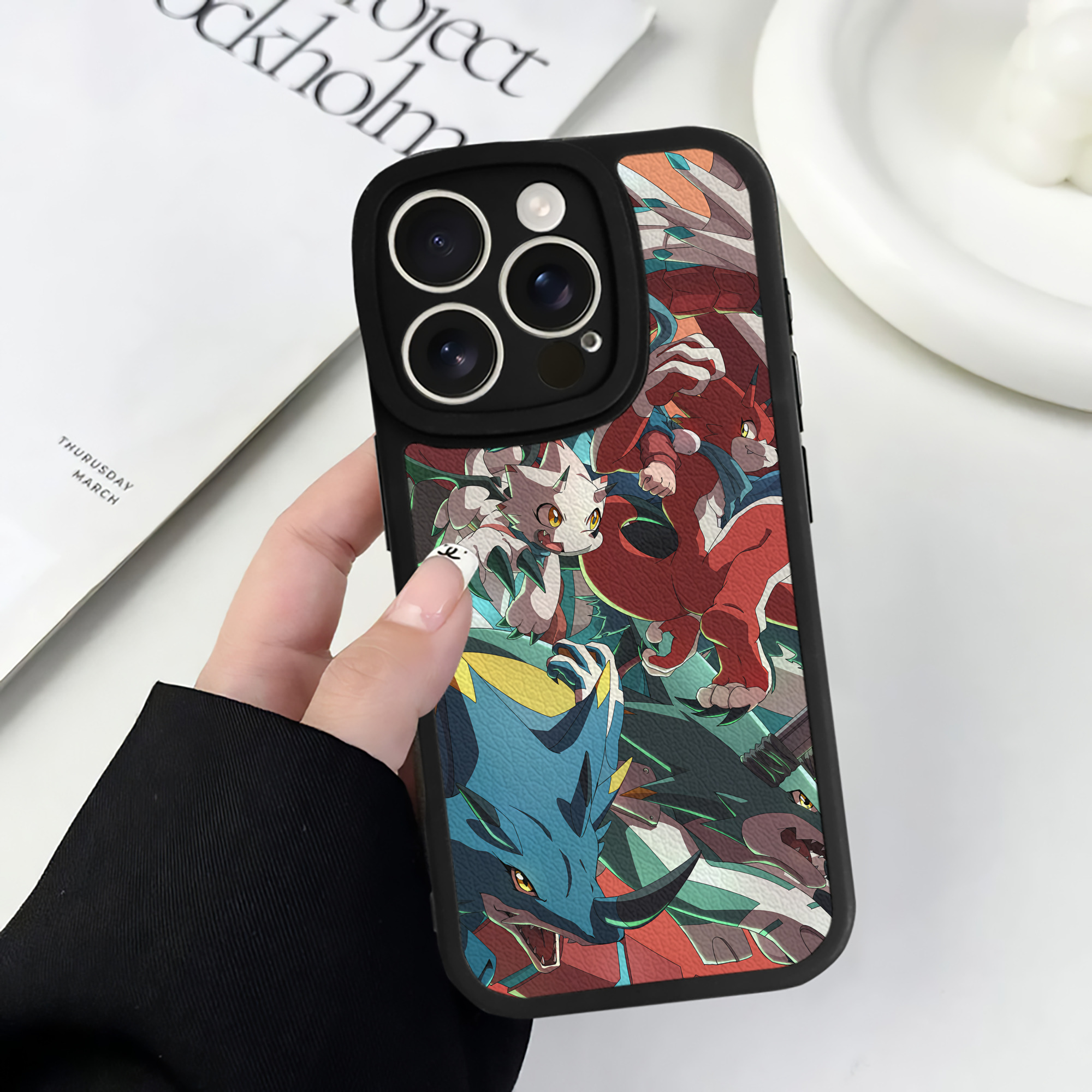 （画像用） Digimon デジタルモンスター/デジモン 【iPhone 16シリーズ対応】シリコンスマホケース（レザー調） 材質：シリコン